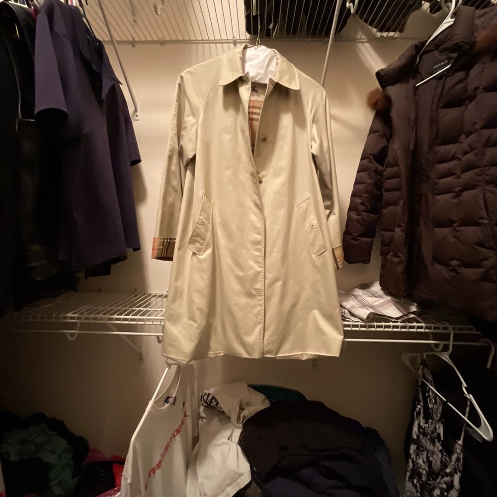 Authentic Burberry Trench coat great for urban wear 3/4 year.